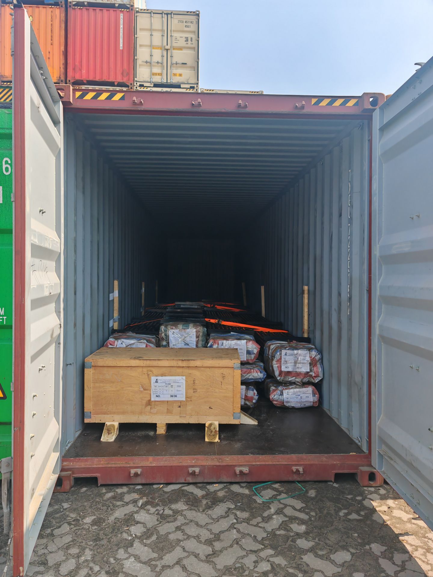 Loading into Container 2 - 副本.jpg